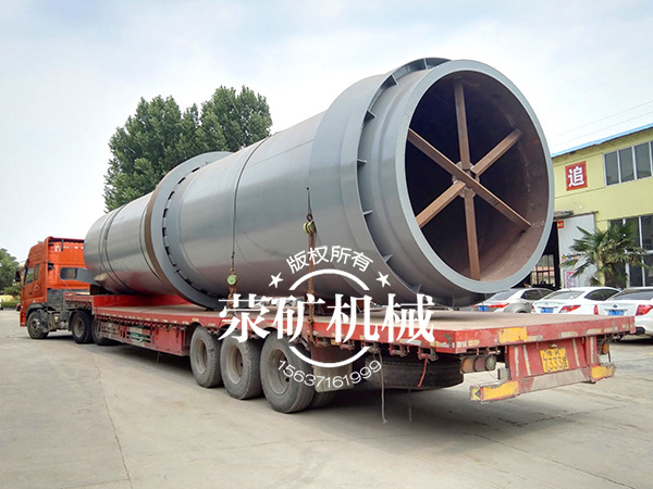 滎礦回轉(zhuǎn)窯筒體裝車完畢，準(zhǔn)備出發(fā)