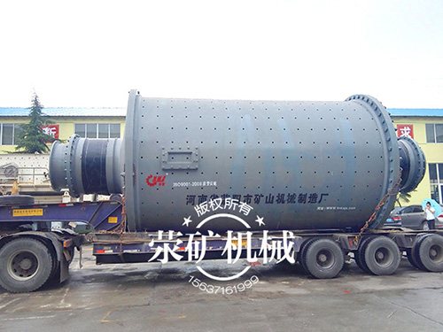 球磨機筒體裝車完畢 準(zhǔn)備出廠